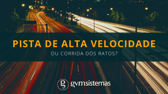 Foto de uma pista automotiva a noite com o texto: Pista de alta velocidade ou corrida dos ratos? Blog GVM Sistemas